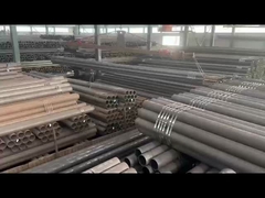 Ładowanie rurociągów w magazynie